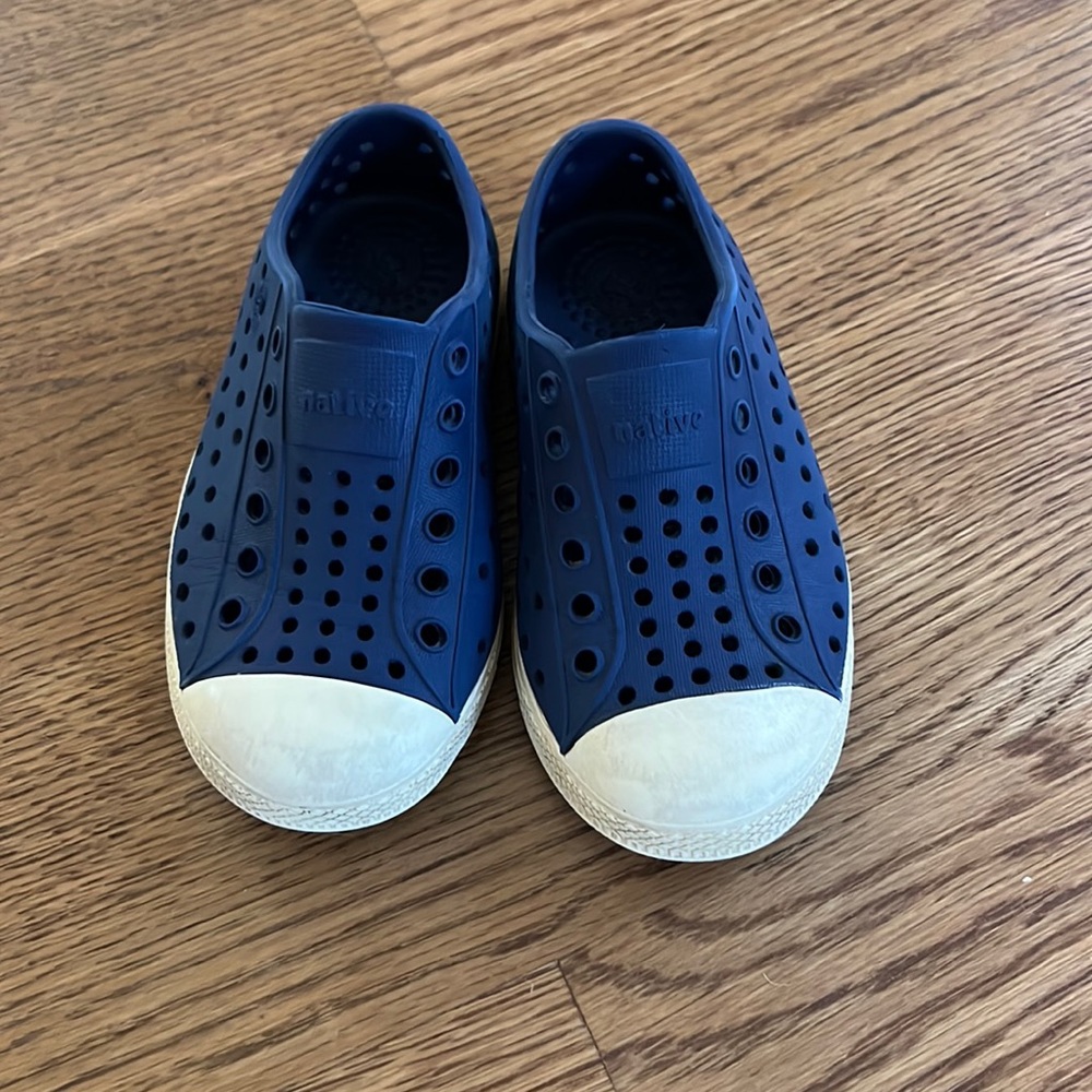 Native size 7 navy blue